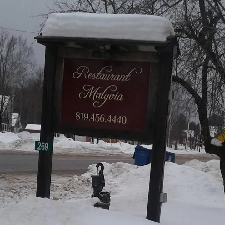 L'enseigne du Restaurant Malyvia sur le chemin Pontbriand, en hiver
